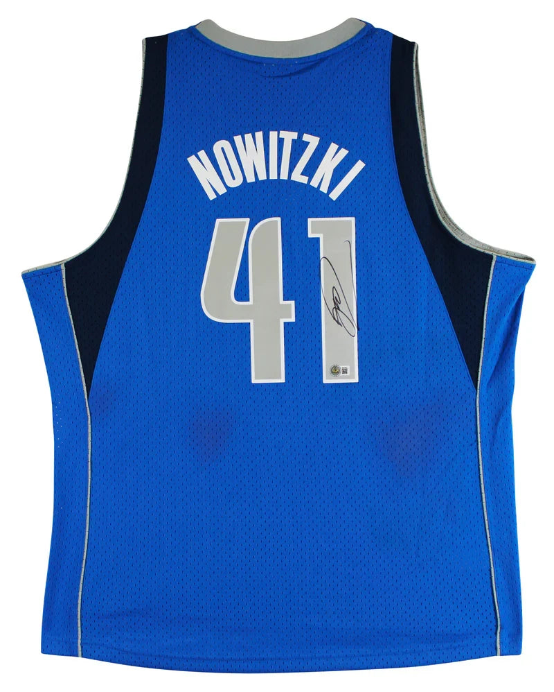 Mavericks Dirk Nowitzki Signed Blue M&N 2010-11 HWC Swingman Jersey BAS